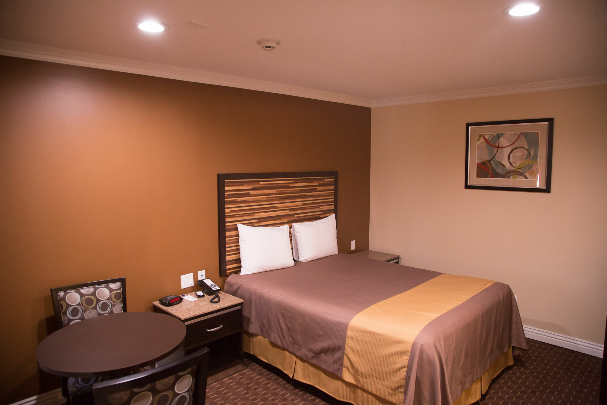 Diamond Bell Inn & Suites Exterior photo